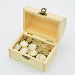 Cofre abierto, lleno de monedas de euro
