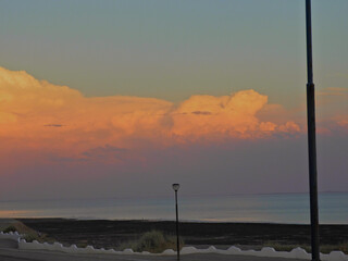 atardecer en la costa del mar