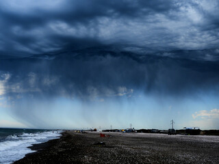 tormenta en la playa deshabitada 