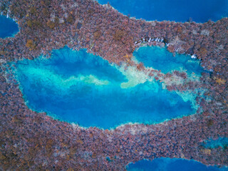 Obraz premium Aerial photography of the blue lake in the mountain forest