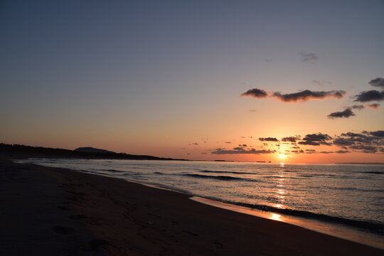Sunset at the beach in Niigata, Japan © Yujun
