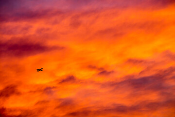 Fototapeta premium Braised clouds and airplanes at dusk