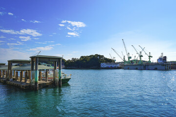 広島県　尾道水道に浮かぶ船着き場の桟橋