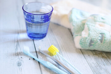 ガラスコップと歯ブラシ、口腔ケア用品　歯磨きデンタルケアイメージ