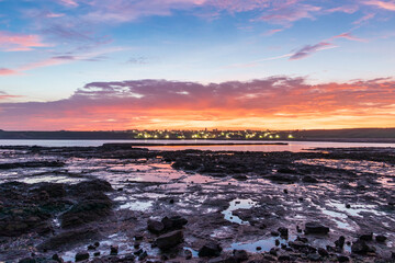 Obraz premium Amazing sunrise on Stone Weir in the intertidal zone of Chixi Village, Xiyu Township, Penghu, Taiwan