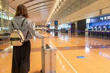 Go to トラベルでマスク姿で空港にいるアジアの若い女性