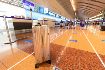 Go to トラベル　空港手荷物預け入れ場スーツケース