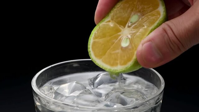 カボスを絞って焼酎の水割りにいれる