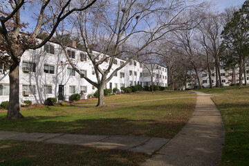 Fototapeta na wymiar ニューディール政策によって開発されたアメリカの郊外住宅地：グリーンベルトの街並み