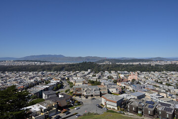 サンフランシスコ・サンセット地区の街並みとゴールデン・ゲート・ブリッジ
