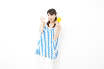 ガッツポーズする女性