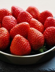 도자기 접시에 담긴 유기농 딸기 
