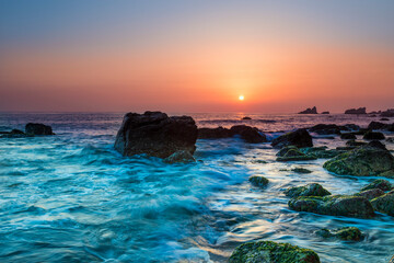 Obraz premium Sunrise over the sea, beautiful coastal scenery