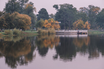 Fototapeta na wymiar Autumn tree reflections in the lake