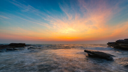 Fototapeta na wymiar Sunset scenery on the sea, beautiful coastal scenery