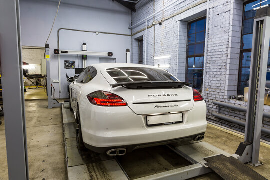 Moscow. November 2018. White Porsche Panamera At The Booth Of The Collapse Of The Service Center. Sports Porsche, Executive Class Sedan In The Tuning And Repair Center.