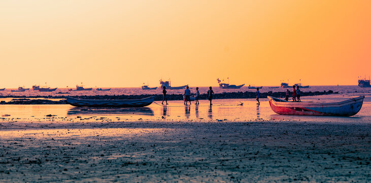 Located 40 km from the southern end of Mumbai, Gorai beach is the essential break you were looking for as it offers serenity for peace lovers. 