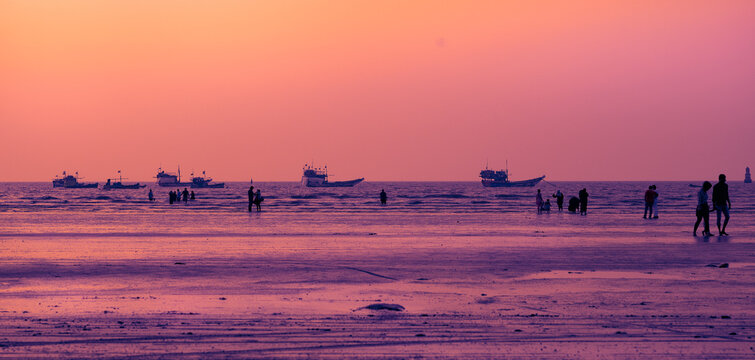 Located 40 km from the southern end of Mumbai, Gorai beach is the essential break you were looking for as it offers serenity for peace lovers. 