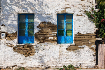 Fenster einer Wohnhaus-Ruine in der Hafenstadt Korthi auf der griechischen Kykladen-Insel Andros