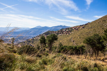 Fototapeta na wymiar Mondello bei Sizilien. Hügellandschaft im Frühling direkt am Meer mit Blick auf die Berge und Küste Siziliens in Italien