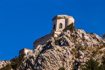 Mondello bei Sizilien. Hügellandschaft im Frühling direkt am Meer mit Blick auf die Berge und Küste Siziliens in Italien