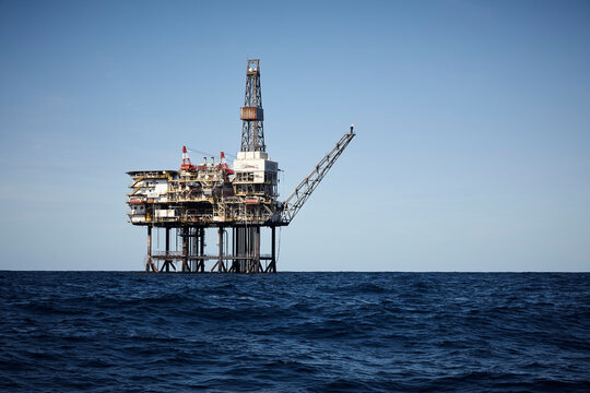 Oilrig isolated in a horizonview over the sea