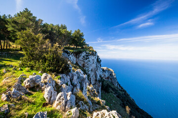 Mondello bei Sizilien. Hügellandschaft im Frühling direkt am Meer mit Blick auf die Berge und Küste Siziliens in Italien