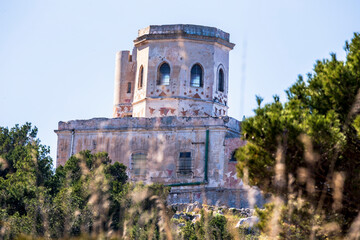 Obraz premium Mondello bei Sizilien. Hügellandschaft im Frühling direkt am Meer mit Blick auf die Berge und Küste Siziliens in Italien