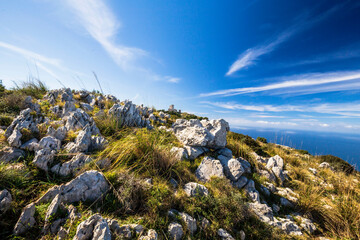 Mondello bei Sizilien. Hügellandschaft im Frühling direkt am Meer mit Blick auf die Berge und Küste Siziliens in Italien