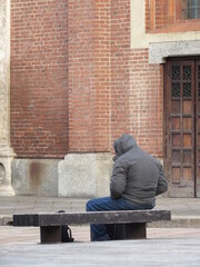 Giovane uomo sulla panchina della piazza - Depressione e solitudine