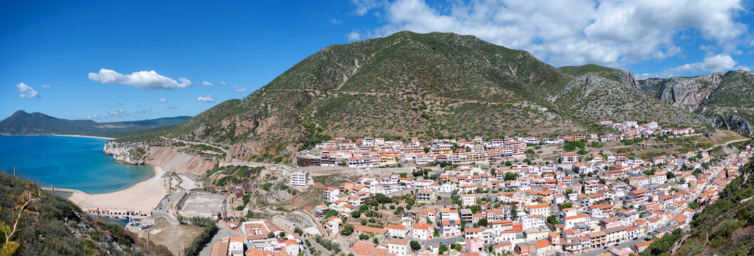 Sardegna, panorama del villaggio minerario di Buggerru e della sua costa, Italia