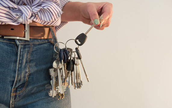 A large bunch of keys does not fit into a jeans pocket for a you
