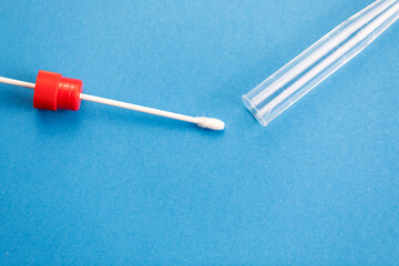 Tampone con provetta su sfondo blu