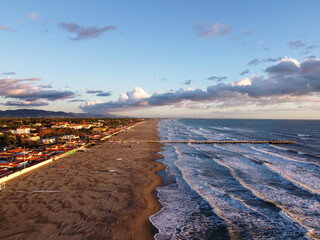 Vista aerea della spiaggia e del Pontile di Forte dei Marmi, in una giornata d'autunno.