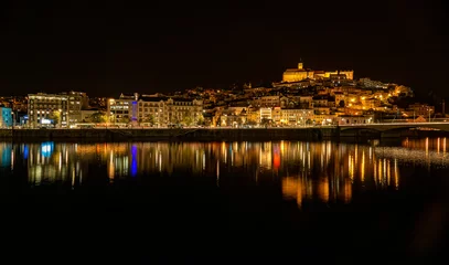 Foto op Plexiglas Coimbra à noite com reflexos das luzes no Rio Mondego © António Duarte
