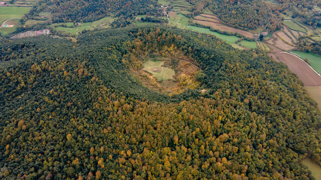Volc&aacute;n de Santa Margarita en la zona volc&aacute;nica de la Garrotxa (Garrocha) en Olot