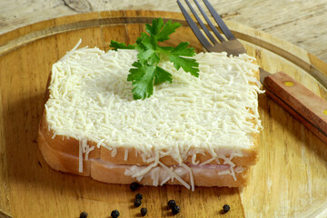 sandwich croque-monsieur dans une assiette