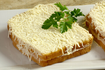 sandwich croque-monsieur dans une assiette