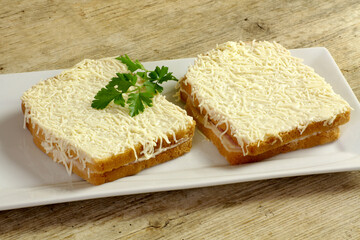 sandwich croque-monsieur dans une assiette