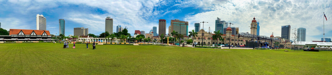Obraz premium KUALA LUMPUR, MALAYSIA - DECEMBER 28, 2019: Tourists in Merdeka Square on a beautiful sunny morning
