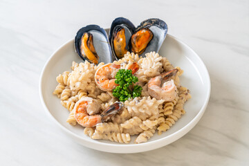 spiral pasta mushroom cream sauce with seafood