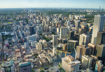 Fototapeta na wymiar TORONTO, CANADA - AUGUST 2008: Aerial view of city skyline from a rofftop