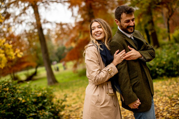 Fototapeta premium Young couple walking in the autumn park