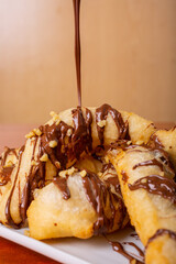 Straccetti di pizza conditi fritti e con nutella e granella di nocciole