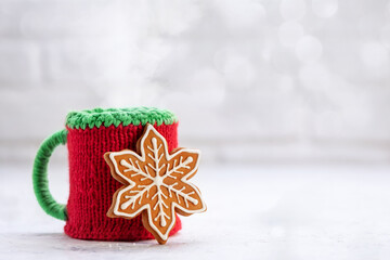 Fototapeta na wymiar Knitted winter cup with gingerbread christmas cookies