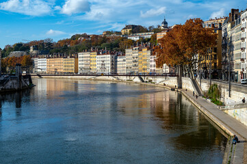 Berges de la Saône à Lyon à l'automne en France et la passerelle Saint-Vincent