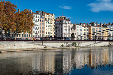 Obraz premium Berges de la Saône à Lyon à l'automne en France et la passerelle Saint-Vincent