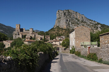 Fototapeta na wymiar Village de Saint-Jean de Buèges - Château de Baulx - Roc de Tras Castel