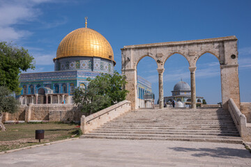 Explanada de la mezquitas y cúpula de Templo de la Roca en Jerusalén, Israel