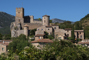 Fototapeta na wymiar Village de Saint-Jean de Buèges et Château de Baulx